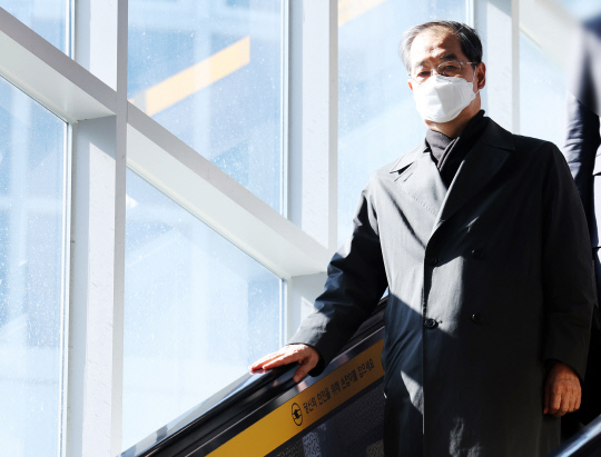 한덕수 대통령 권한대행 겸 국무총리가 지난 4월15일 광주 광산구 광주송정KTX역에 도착해 이동하고 있다. 한 권한대행은 이날 기아 오토랜드 광주공장을 방문해 현장 시찰했다.<연합뉴스 사진>